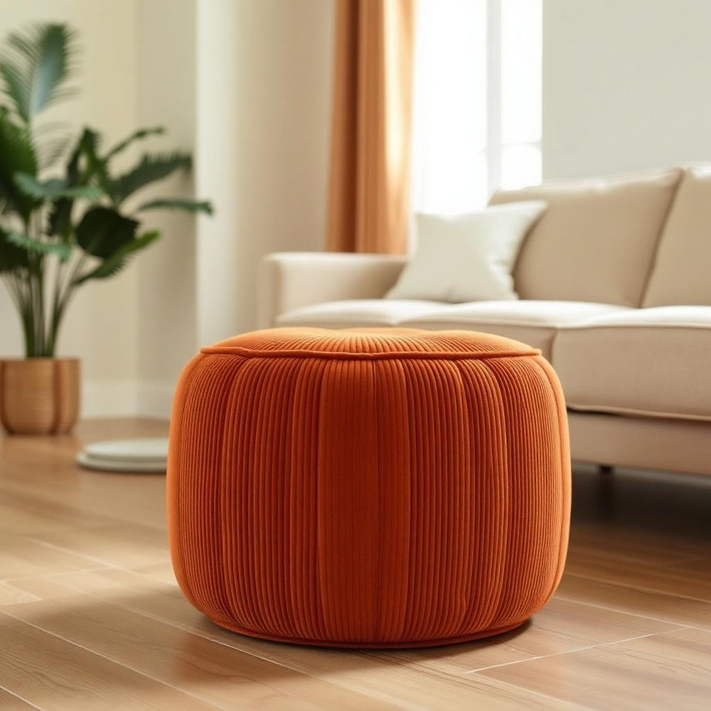 Pouf compressé en velours côtelé terracotta dans un salon lumineux